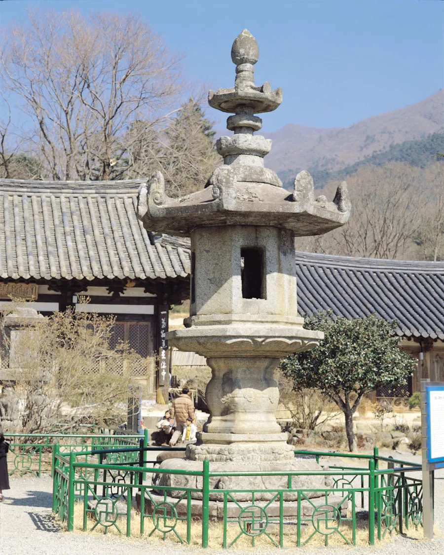 구례 화엄사 각황전 앞 석등 사진