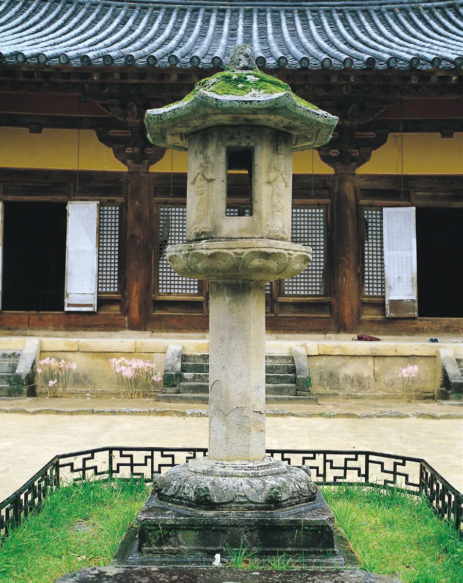 영주 부석사 무량수전 앞 석등 사진