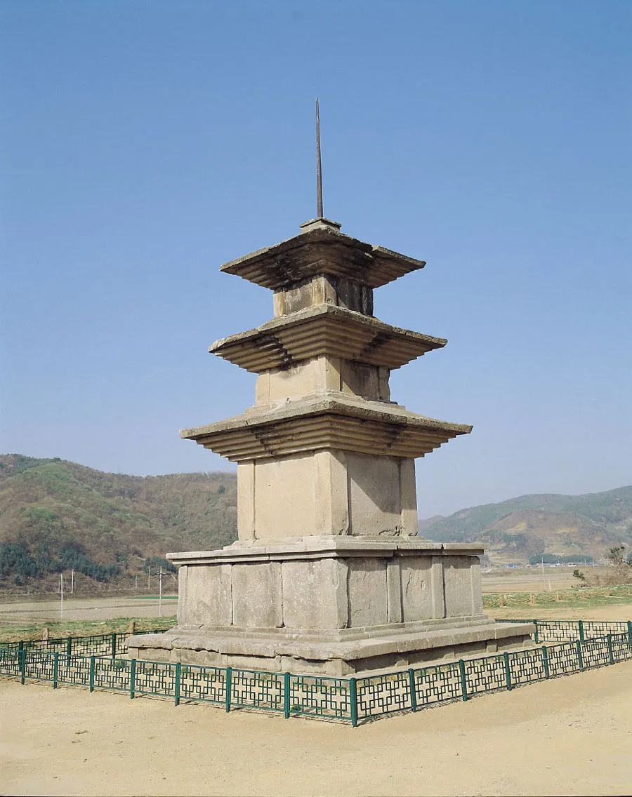 경주 감은사지 동·서 삼층석탑 사진