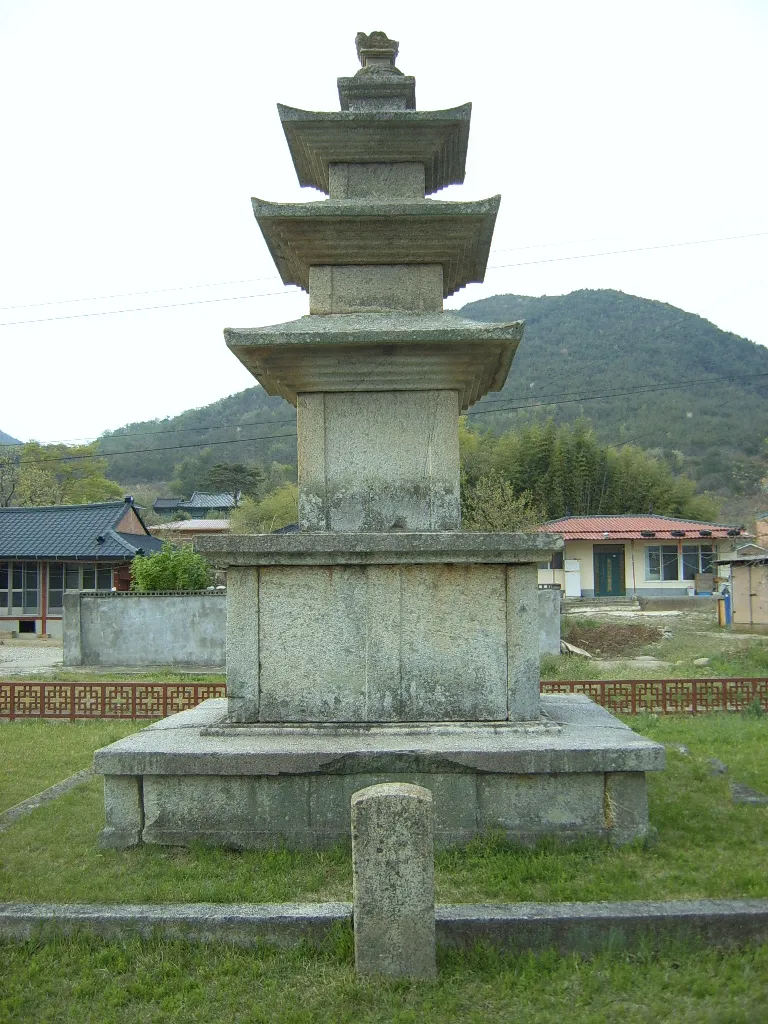 산청 단속사지 동 삼층석탑 사진