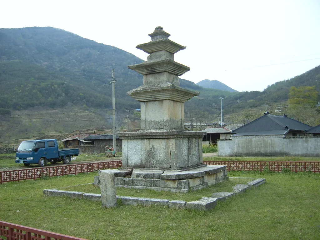 산청 단속사지 서 삼층석탑 사진