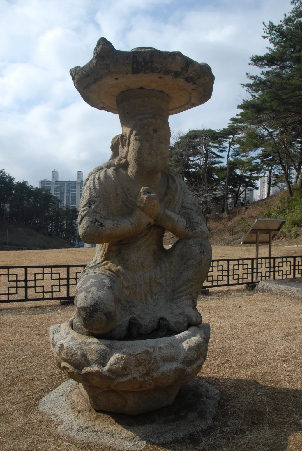 강릉 신복사지 석조보살좌상 사진