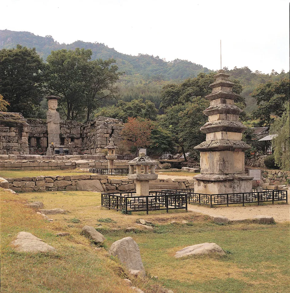충주 미륵리 오층석탑 사진