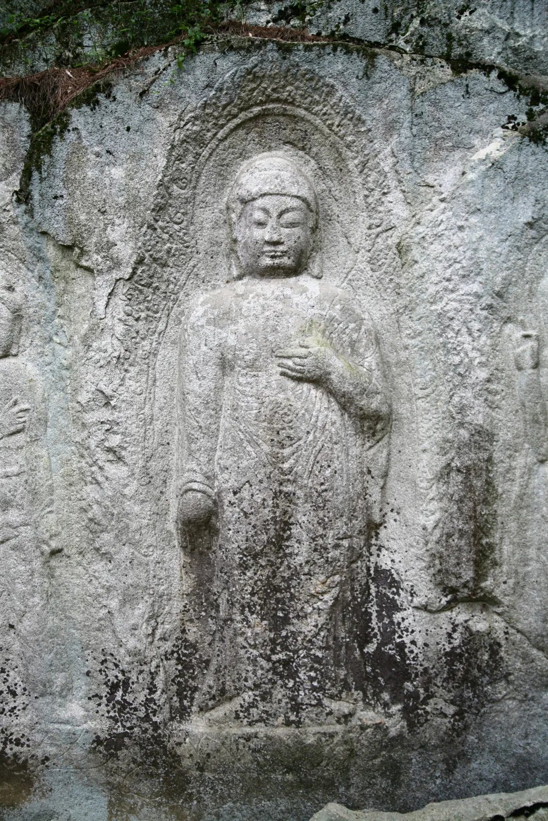 경주 율동 마애여래삼존입상 사진