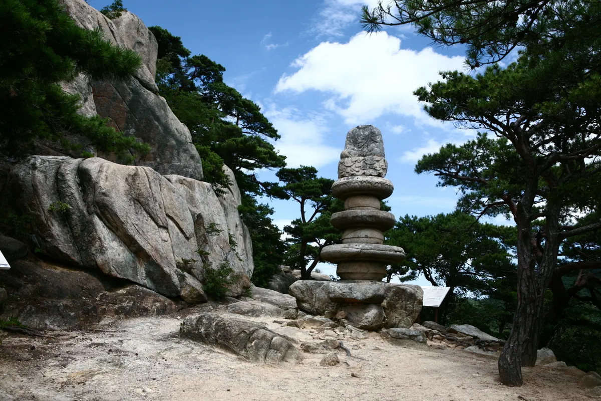 경주 남산 용장사곡 석조여래좌상 사진
