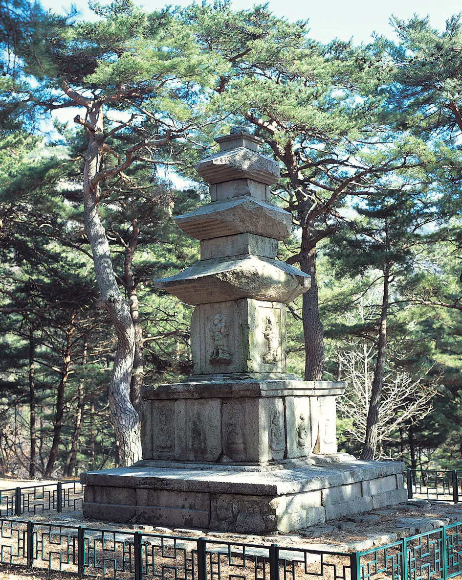 경주 원원사지 동·서 삼층석탑 사진