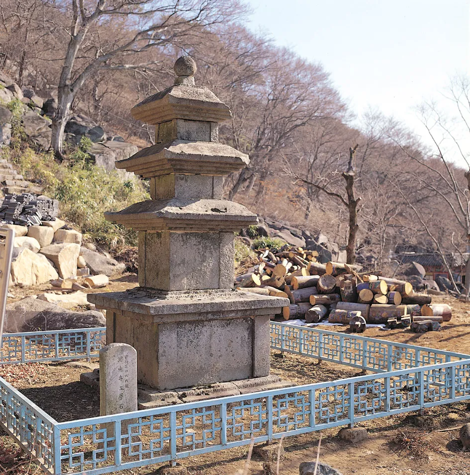 밀양 만어사 삼층석탑 사진