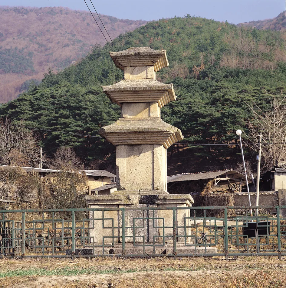 경주 용명리 삼층석탑 사진